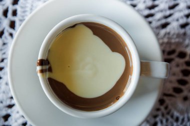 Beyaz örme peçete arka plan üzerinde beyaz fincan sıcak beyaz ve sütlü çikolata nın üstten görünüm servis