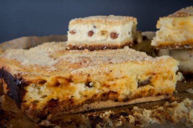 gri arka plan karşı ahşap tablet alınarak üzümlü lezzetli el yapımı cheesecake dilimlenmiş