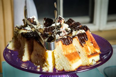 closeup peynirli kek üzümlü çikolatalı tatlılar için menekşe stand alınarak döktü