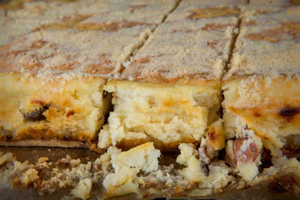 Closeup Gesneden Eigengemaakte Cheesecake Met Rozijnen Geserveerd Houten Tablet — Stockfoto
