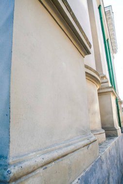 Avrupa şehri Lviv sütunlarla asırlık Katedrali beyaz boyalı tuğla duvar parçası portre