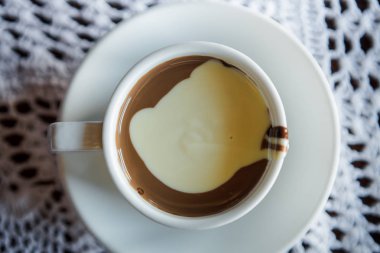 Beyaz örme peçete arka plan üzerinde beyaz fincan sıcak beyaz ve sütlü çikolata nın üstten görünüm servis