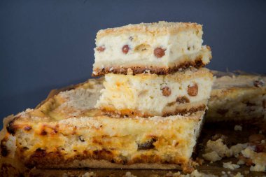 closeup iki adet üzümlü el yapımı peynirli kek standları gri arka plan karşı ahşap tablet alınarak tüm pastanın üzerinde