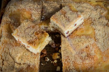 Üzümlü ahşap tablet üzerinde hizmet lezzetli dilimlenmiş el yapımı peynirli kek