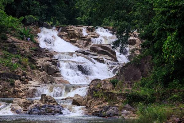 熱帯林の中で茶色の石に小さな浅い泡沫山川滝のカスケード — ストック写真