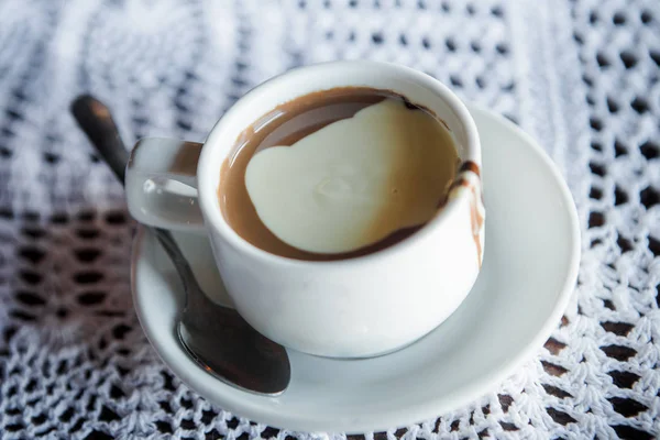 Weiße Tasse Mit Heißer Weißer Und Vollmilchschokolade Auf Weißem Teller — Stockfoto