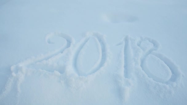 Крупним планом знак 2018 року на білому снігу — стокове відео