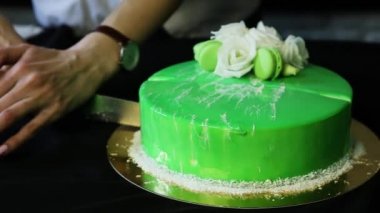 beyaz çiçekler, Hindistan cevizi cips ve iki kısımdan macaroons pudra eller tamamen camlı yeşil musse pasta kesme süslenmiş