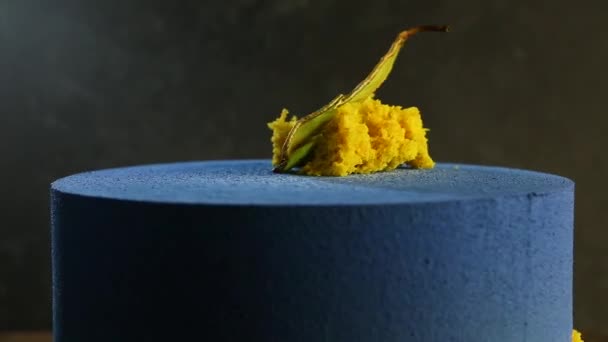 Blå tårta dekorerad med torkade päron — Stockvideo