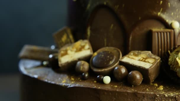 Closeup decoratie van chocoladetaart — Stockvideo