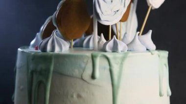 bizet ve zephyr sky tema üzerinde hamle yavaş yavaş kendi etrafında closeup ev yapımı doğum günü pastası gingerbreads ile dekore edilmiş
