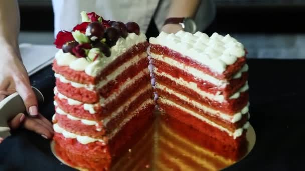 Mãos Confeiteiro Cortar Bolo Multi Camada Vermelho Decorado Com Bizet — Vídeo de Stock