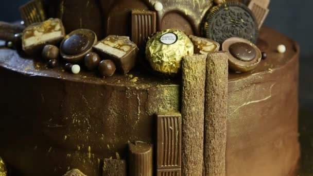 Крупним Планом Панорама Шоколадному Торт Прикрашений Цукерками Посипаний Харчовим Золотом — стокове відео