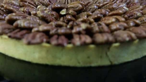 特写手工圆形饼干蛋糕涂上杏仁黑色镜面背景 — 图库视频影像