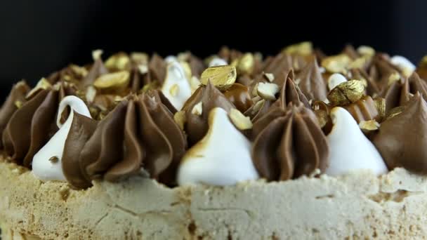 双层基辅蛋糕上的特写全景 上面有巧克力奶油和坚果装饰 — 图库视频影像
