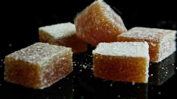 Nahaufnahme Marmeladenteile Fallen Auf Verstreute Orange Marmeladengruppe Mit Zucker Auf — Stockvideo