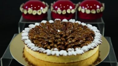 ev yapımı bisküvi tart karşı kırmızı sırlı Mus tatlı badem yalan ile kaplı