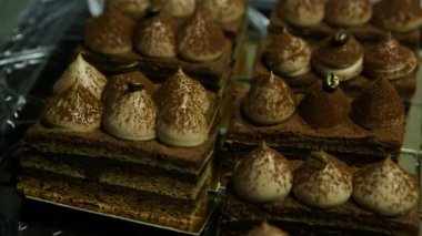 birçok opera pasta dilimleri üzerinde yukarıdan Panorama metal arka plan üzerinde beyaz krema ile dekore edilmiş