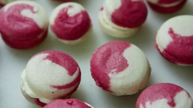 Birçok Fransız tatlı macaroons üzerinde beyaz backgrond krem intercalaire ile üzerinde aşağı closeup panorama