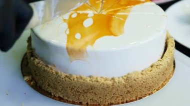 pudra eller bıçak parlak mousse kek tarafından kesilmiş siyah arka plan üzerine beyaz ve sarı sır ile kaplı