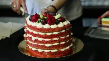 pudra eller yavaş yavaş bazı bölümleri ile beyaz bizet, üzüm ve kırmızı ve beyaz gül kırmızı ev yapımı kek dekore içine kesilmiş.