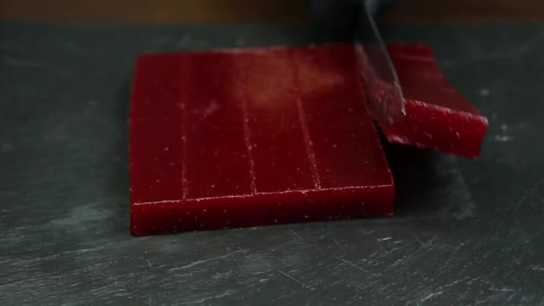 Duży Kawałek Handmade Crimson Marmolada Serwowane Czarnym Tle Kamień Cięcia — Wideo stockowe