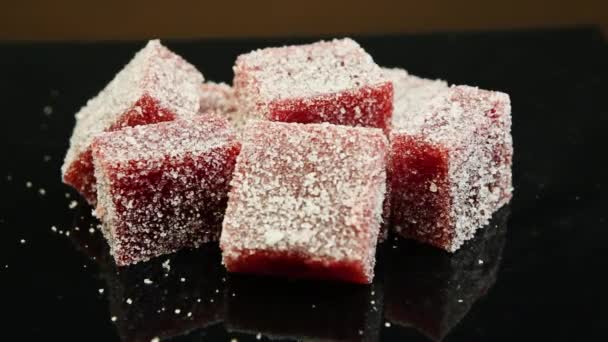 Nahaufnahme Gruppe Hausgemachte Karminrote Marmelade Mit Zucker Auf Schwarzem Spiegelhintergrund — Stockvideo