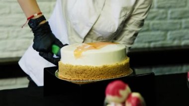pudra eller tarafından bıçak beyaz mousse kek kes