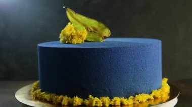 güzel mavi pasta kurutulmuş armut ile dekore edilmiştir.