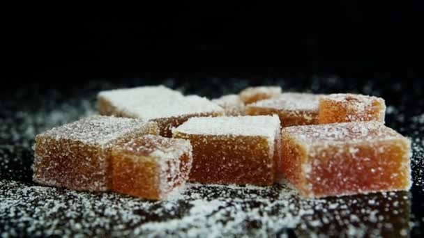 Foco Fuera Grupo Mermelada Naranja Dispersa Recubierto Con Azúcar Sobre — Vídeos de Stock
