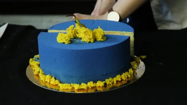 Konditor Hände Schneiden Modernen Blauen Runden Kuchen Mit Getrockneten Birnen — Stockvideo