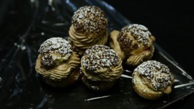 portre üzerinde lezzetli Fransız doldurma karamel kremalı tatlı shu koyu arka plan üzerinde hizmet