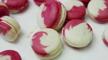 lezzetli whithe ve pembe Fransız tatlı macaroons üzerinde beyaz backgrond krem intercalaire ile yukarı closeup panorama