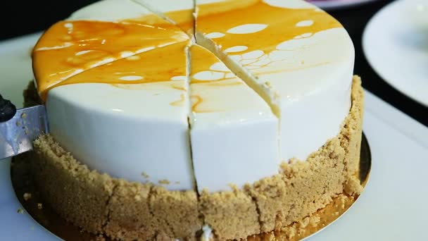 特写糖果手切的刀明亮的慕斯蛋糕涂上白色和黄色釉黑色背景 — 图库视频影像