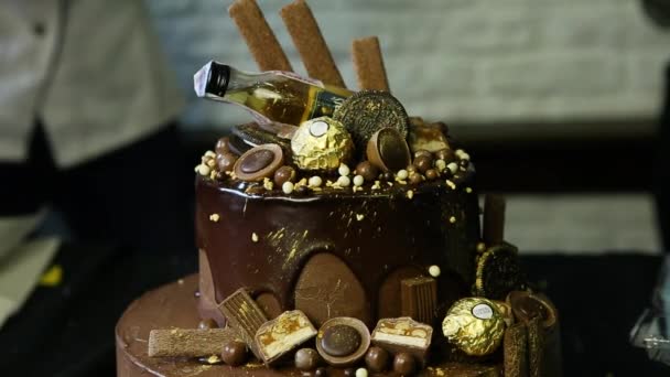 Grande Bolo Chocolate Fabuloso Decorado Com Doces Polvilhado Com Ouro — Vídeo de Stock