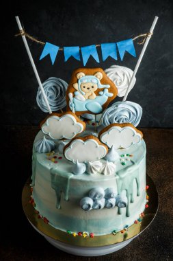 gingerbread, bizet ve zephyr sky tema üzerinde dikey doğum günü pastası görünümünü süslenmiş