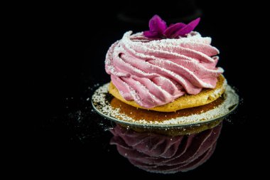 siyah ayna arka plan yansıması ile Menekşe çiçek closeup pembe zephyr çerez süslenmiş