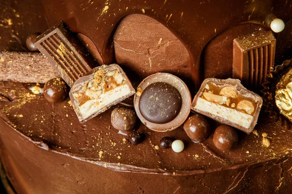 Pastel Chocolate Decorado Con Caramelos Espolvoreado Con Alimentos Vista Macro —  Fotos de Stock