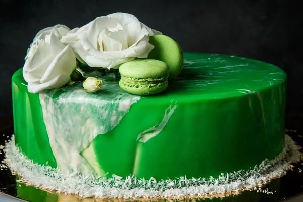 グリーン ミラー ガラス張り 白バラ ココナッツ チップとマカロンで飾られたモダンなガラス張りのムースケーキ — ストック写真