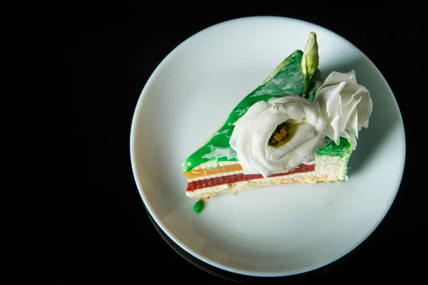 Nahaufnahme Stück Leckeren Grün Glasierten Kuchen Mit Gelben Und Roten — Stockfoto