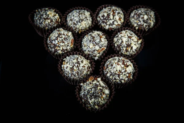 Kilenc Kerek Nagy Cukorka Csokoládé Kókusz Forgács Szolgált Háttér Fekete — Stock Fotó