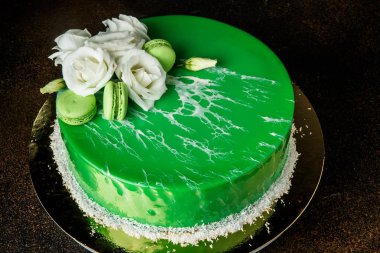 Beyaz güller ve nane macaroons sırlı Mus yeşil kek dekore edilmiş