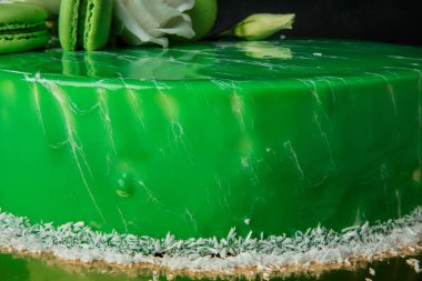 closeup yeşil kek dekore edilmiş beyaz çiçekler, Hindistan cevizi cips ve macaroons ile sırlı