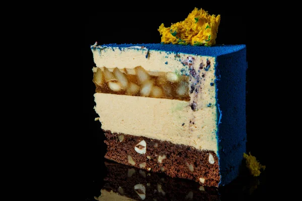 Крупный План Кусок Вкусного Торта Мусс Желтым Украшением Бисквита Сверху — стоковое фото