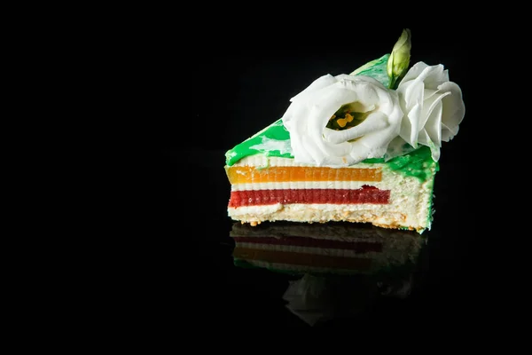 ブラック ミラーのバック グラウンドにておいしい緑釉ゼリー ケーキの上面の装飾部分 — ストック写真