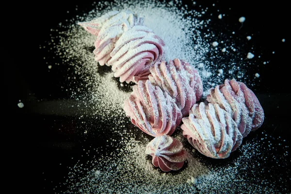 Draufsicht Auf Leckeren Luftigen Zuckerpuder Handgemachtes Rosa Zephyr Auf Schwarzem — Stockfoto