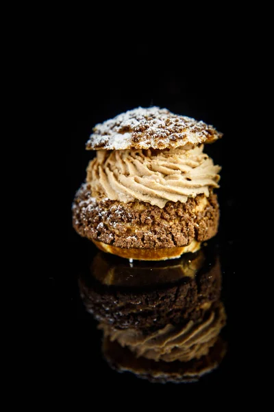 Vertical View French Dessert Shoo Caramel Cream Filling Served Black — Stock Photo, Image