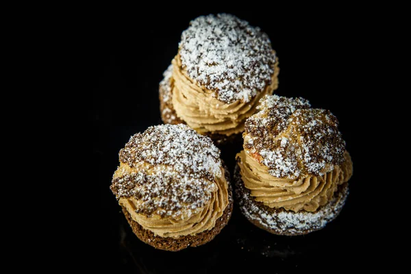 Primer Plano Tres Sabroso Postre Francés Profiterole Con Relleno Crema — Foto de Stock