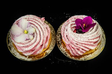 Üstten Görünüm pembe zephyr tanımlama bilgisi yukarıdan siyah ayna arka plan üzerinde mor ve beyaz çiçeklerle dekore edilmiş