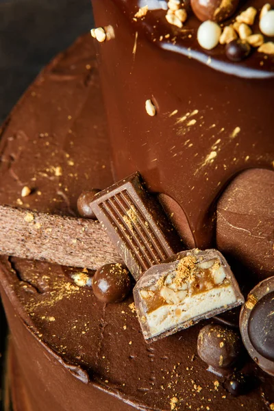 Pastel Chocolate Decorado Con Caramelos Espolvoreado Con Comida Oro Vista —  Fotos de Stock